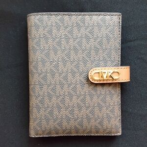 Michael Kors Empire MD TAB Passport Wallet